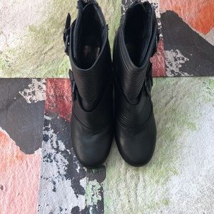 Dolce Vita size 8 Black 4” wedge boot